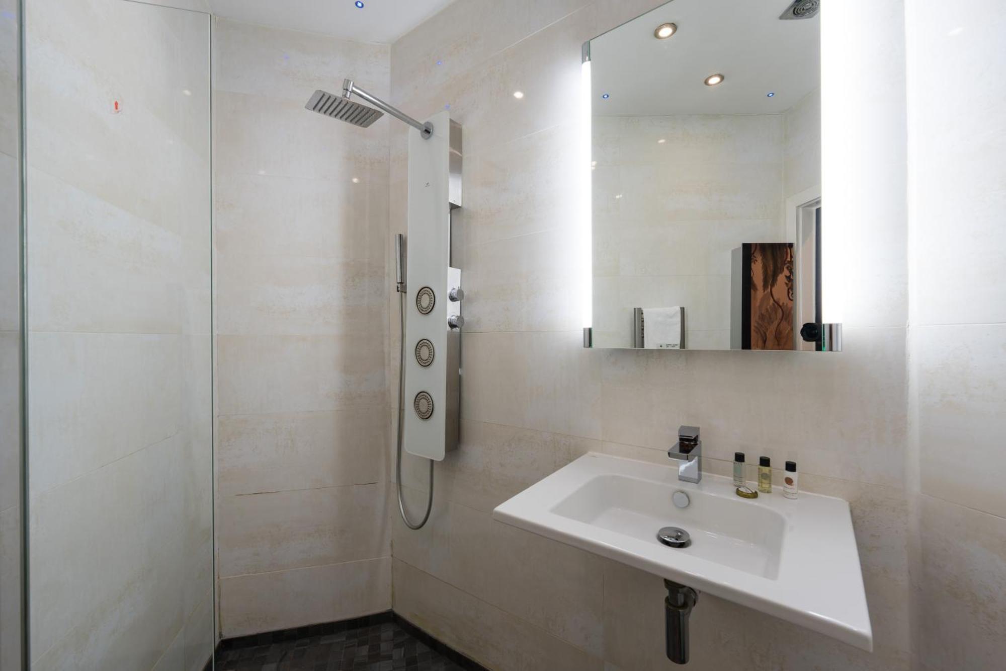 City Retreat, Spacious 4 Bed House, Games Room, Parking, Hot Tub & Bbq Cardiff Exterior foto