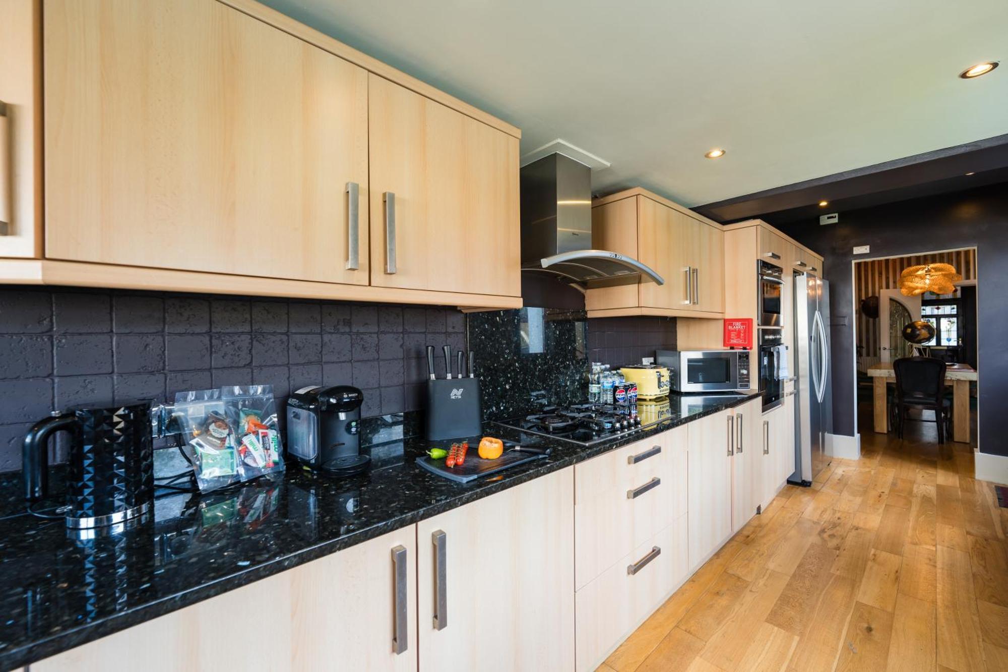 City Retreat, Spacious 4 Bed House, Games Room, Parking, Hot Tub & Bbq Cardiff Exterior foto